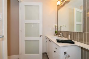 arrow lofts 710 bathroom